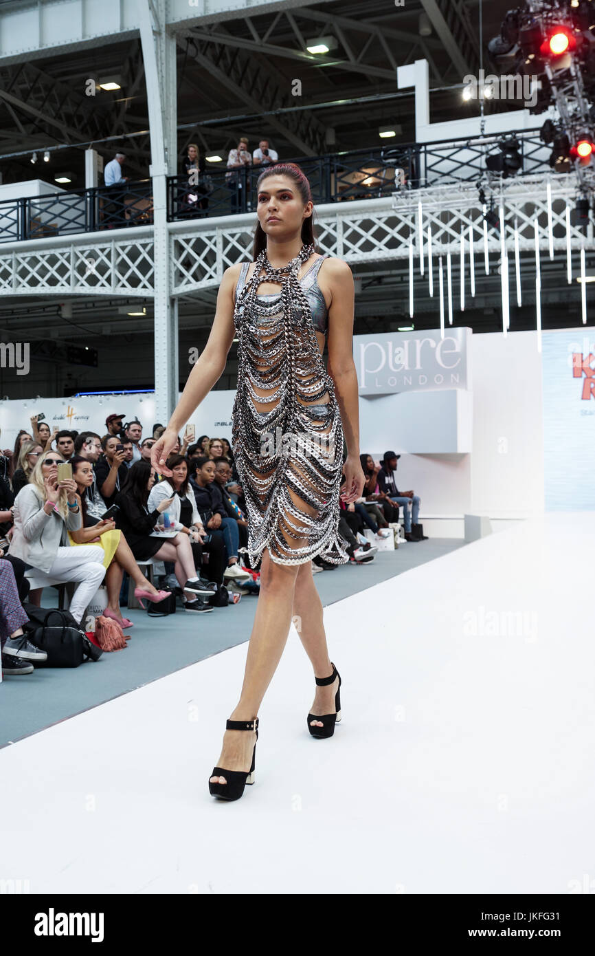 Londra, Regno Unito. 23 Luglio, 2017. Londra puro giorno 1, Olympia. Londra puro presenta i disegni e i vestiti per la Primavera Estate 2018 a west London premier venue, Olympia. © Peter Hogan/Alamy Live News Foto Stock