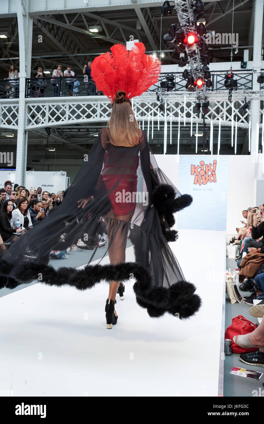 Londra, Regno Unito. 23 Luglio, 2017. Londra puro giorno 1, Olympia. Londra puro presenta i disegni e i vestiti per la Primavera Estate 2018 a west London premier venue, Olympia. © Peter Hogan/Alamy Live News Foto Stock