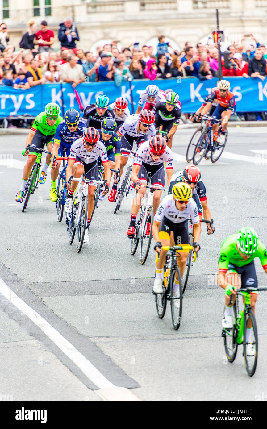 Parigi, Francia. 23 Luglio, 2017. I ciclisti nel finale di tappa del Tour de France come completano questa gamba a Parigi. Credito: Samantha Ohlsen/Alamy Live News Foto Stock