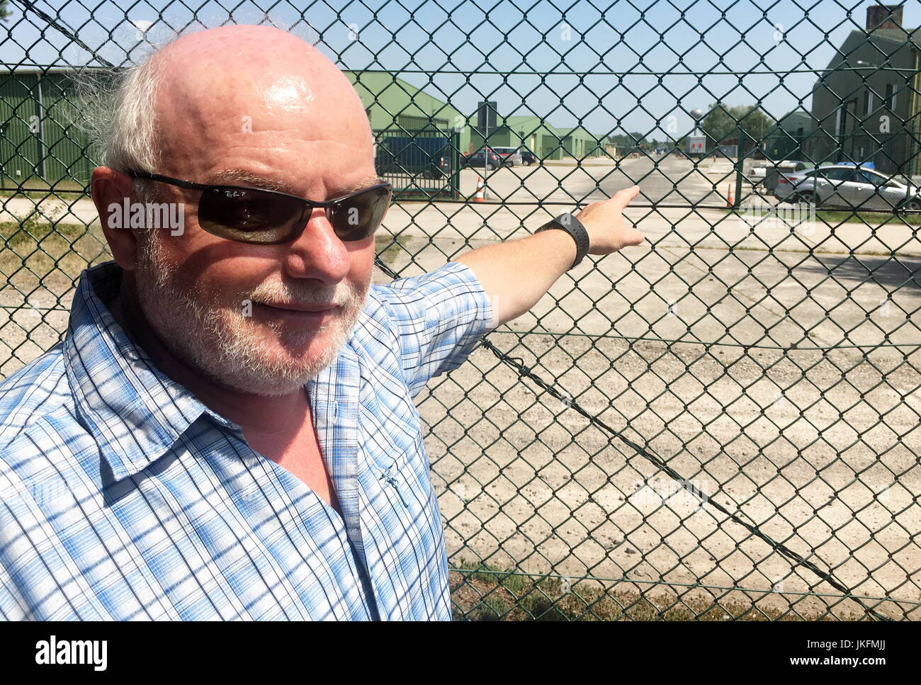 Germersheim, Germania. 19 Luglio, 2017. Dietmar Bytzek guarda attraverso un recinto alla base Usa di Germersheim, Germania, 19 luglio 2017. Il tecnico di sicurezza nel settore automobilistico teme che in futuro fino a 1900 tonnellate di parzialmente pericolosi, corrosivi infiammabili e sostanze pericolose possono essere memorizzati su questi terreni da parte dell'esercito americano. Foto: Massimiliano Perseke/dpa/Alamy Live News Foto Stock
