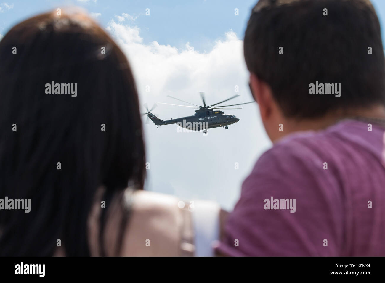 (170724) -- ZHUKOVSKY (Russia), 24 luglio 2017 (Xinhua) -- La gente guarda a Mi-26T2 durante l'aviazione internazionale e lo spazio Salon MAKS-2017 in Zhukovsky, Russia, 23 luglio, 2017. (Xinhua/Bai Xueqi) (zjy) Foto Stock