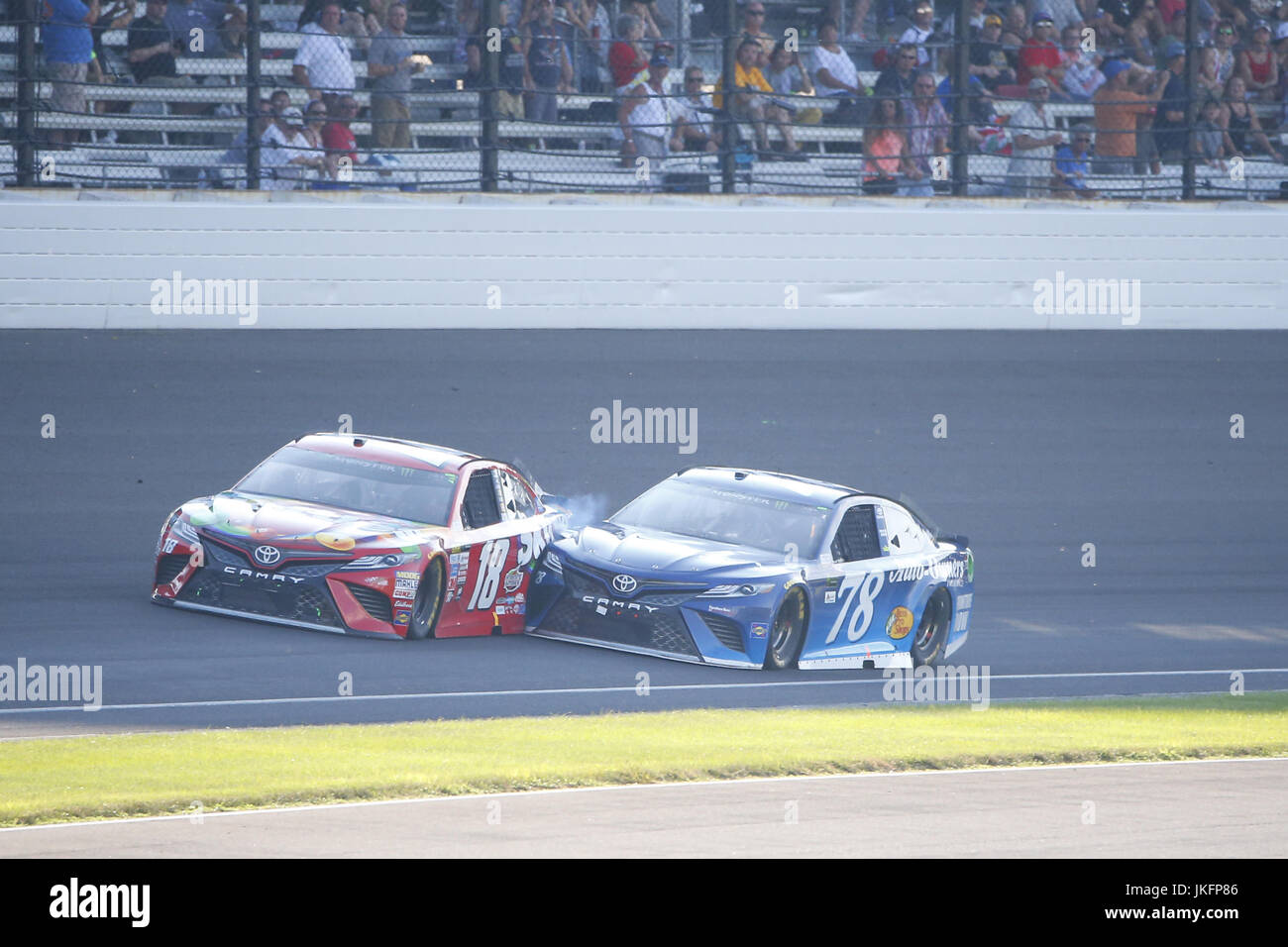 Speedway, Indiana, Stati Uniti d'America. 23 Luglio, 2017. Luglio 23, 2017 - Speedway, Indiana, Stati Uniti d'America: Kyle Busch (18) e Martin Truex Jr (78) collidono a sua volta 1 durante la Brantley Gilbert grande macchina Brickyard 400 al Motor Speedway di Indianapolis in Speedway, Indiana. Credito: Walter G Arce Sr Asp Inc/ASP/ZUMA filo/Alamy Live News Foto Stock