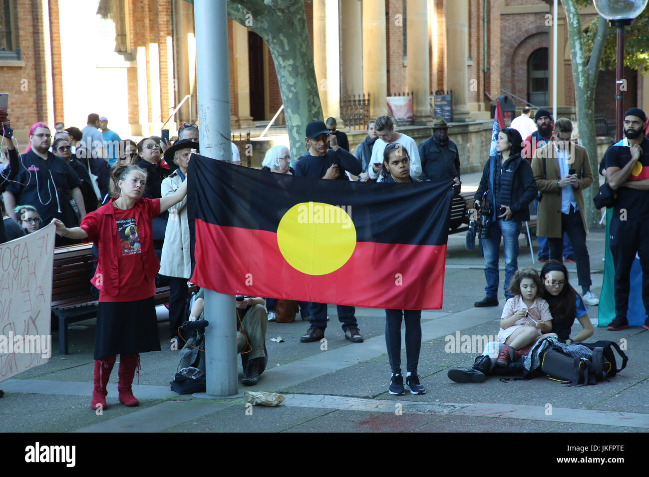 Sydney, Australia. Il 24 luglio 2017. I dimostranti si sono stretti al di fuori della Corte Suprema del NSW a Sydney in seguito alla sentenza del tribunale nel caso di 14-anno vecchio ragazzo aborigena, Elia Doughty che è stato ucciso il 29 agosto 2016 a Kalgoorlie, Western Australia. Un 56-anno vecchio che aveva perseguito Elia, che stava cavalcando un dirt bike che alcuni ritengono che siano stati rubati dal man il giorno prima, ma che i sostenitori credono apparteneva a Elia, è stato trovato non colpevole della carica di un omicidio colposo ma colpevole del minore carica di guida pericolosa causando la morte. Credito: Richard Milnes/Alamy Live News Foto Stock