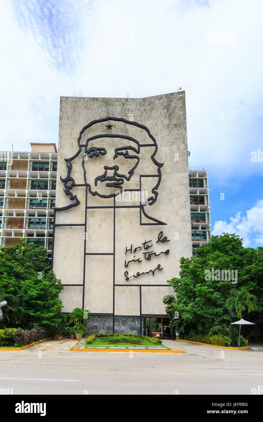 Ministero cubano degli interni con memorial immagine 'Hasta la Victoria Siempre' di Che Guevara, Plaza de la Revolucion, Havana, Cuba Foto Stock