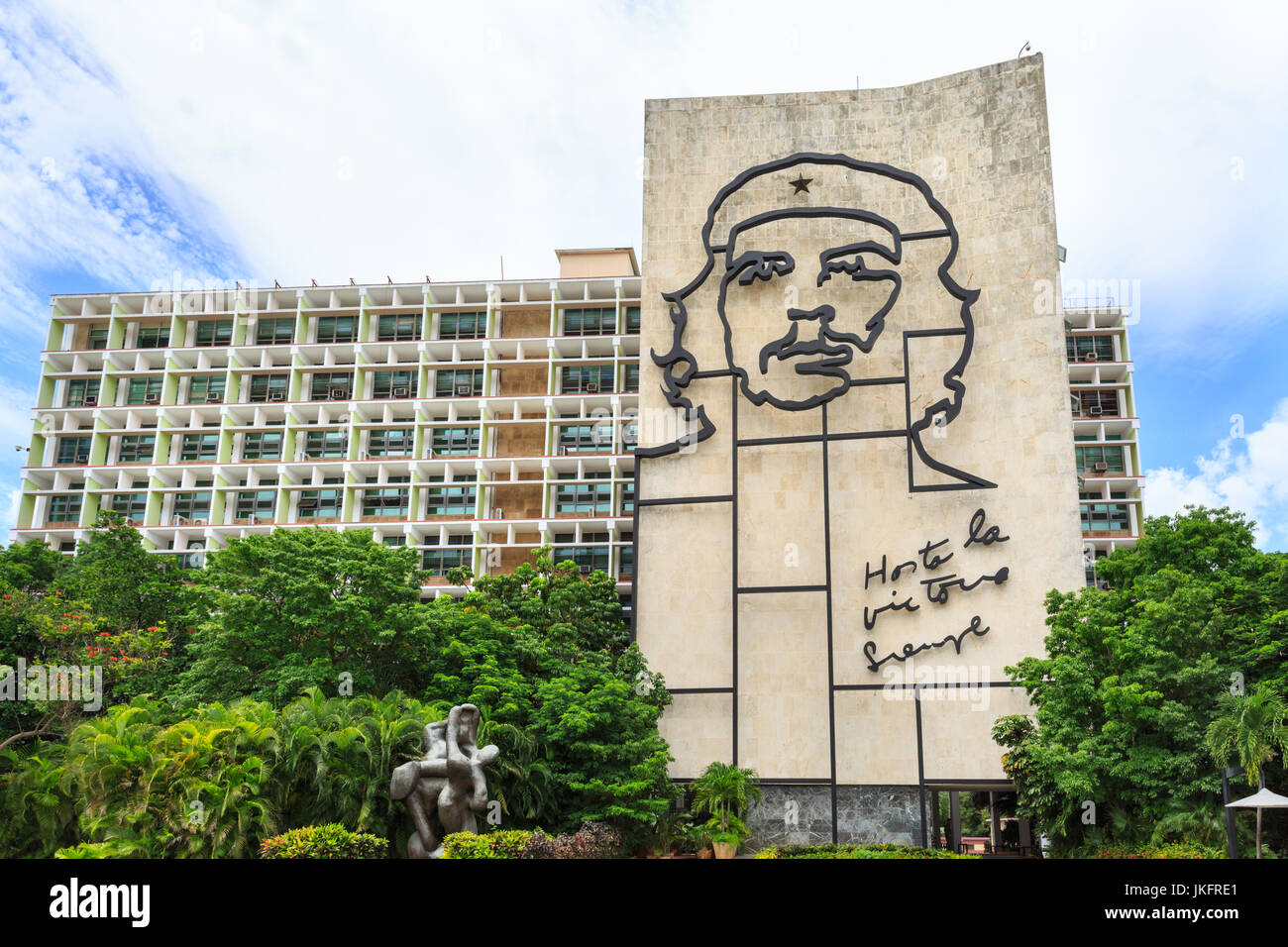 Ministero cubano degli interni con memorial immagine 'Hasta la Victoria Siempre' di Che Guevara, Plaza de la Revolucion, Havana, Cuba Foto Stock