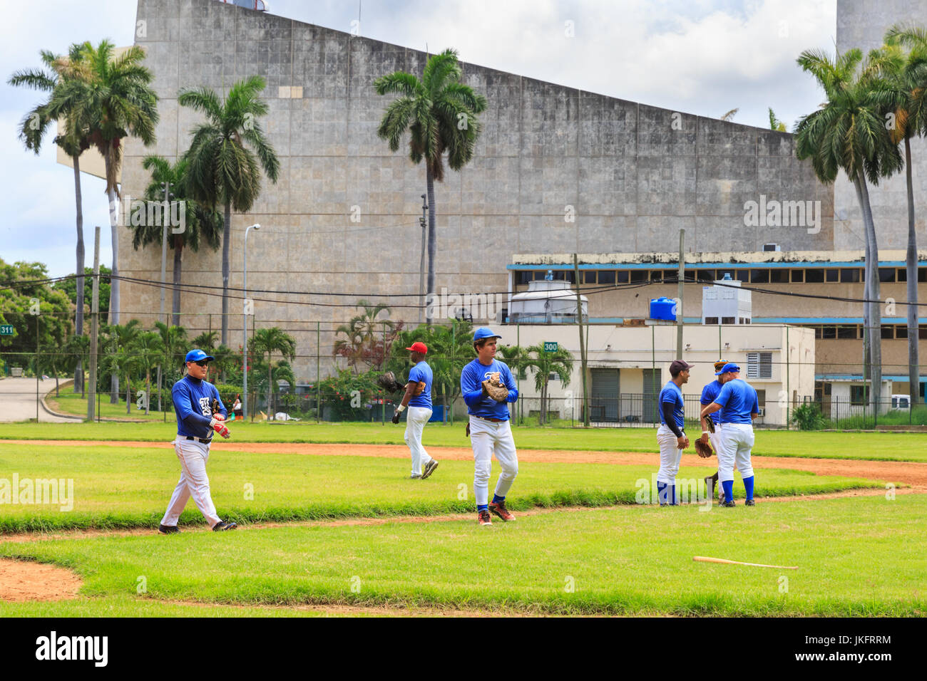 Giocatori della squadra cubana di baseball Havana Industriales durante una partita di pratica su un campo di allenamento a l'Avana, Cuba Foto Stock