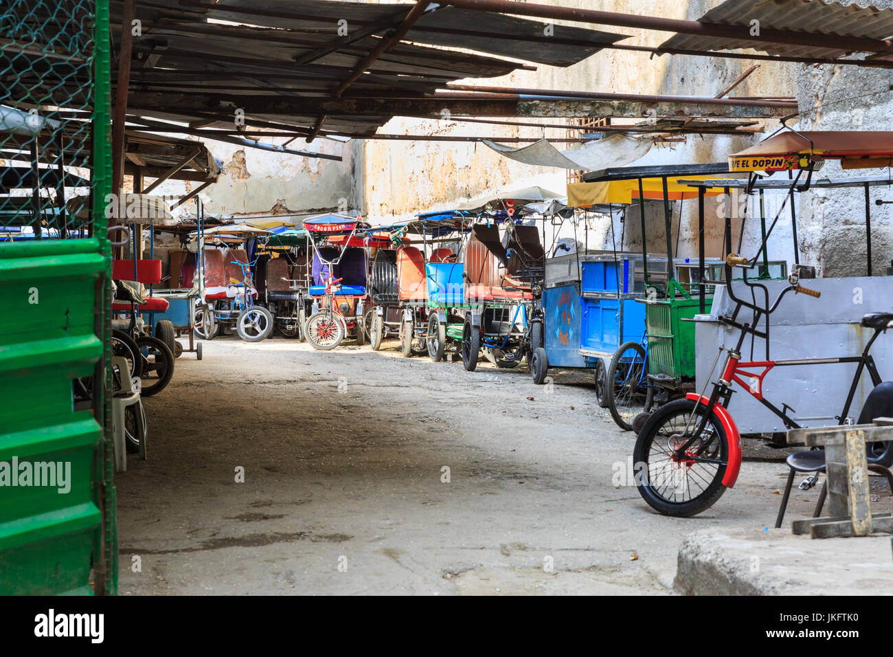 Garage per il ciclo taxi e rikshaws a La Habana Vieja, Old Havana, Cuba Foto Stock