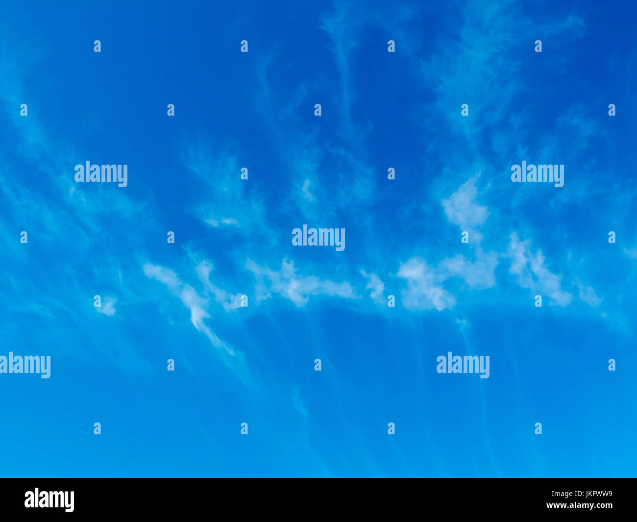 Cieli blu e a forma di felce nuvole che sono la luce e whispy dalla natura Foto Stock