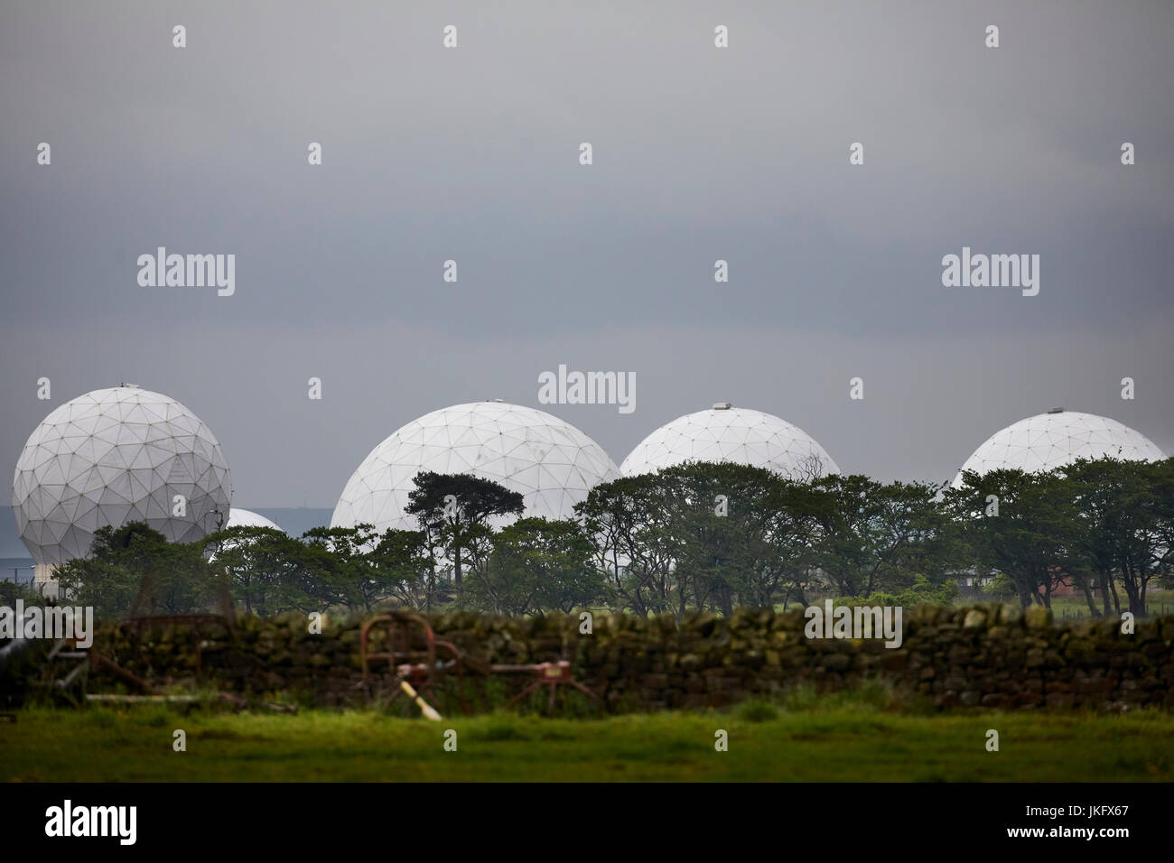 Royal Air Force Menwith Hill Station vicino a Harrogate, North Yorkshire, Inghilterra, elettronica più grande stazione di monitoraggio in tutto il mondo, radome visibile uovere Foto Stock