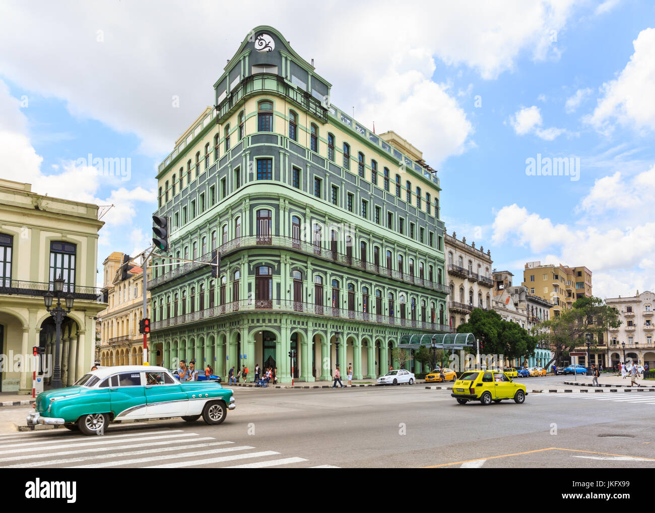 Hotel Saratoga e classic American Cars, Paseo de Marti, Old Havana, Cuba Foto Stock