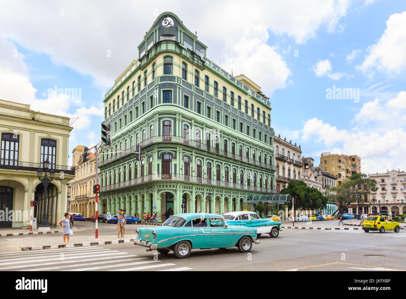 Hotel Saratoga e classic American Cars, Paseo de Marti, Old Havana, Cuba Foto Stock