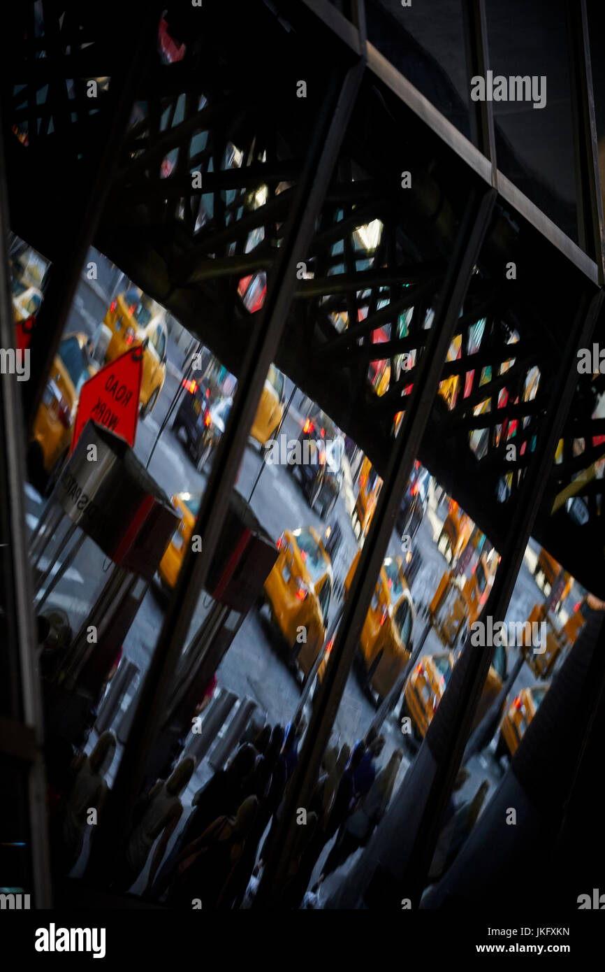 La città di New York Manhattan, taxi riflessione sulla 8th street e la Port Authority Bus Terminal Foto Stock