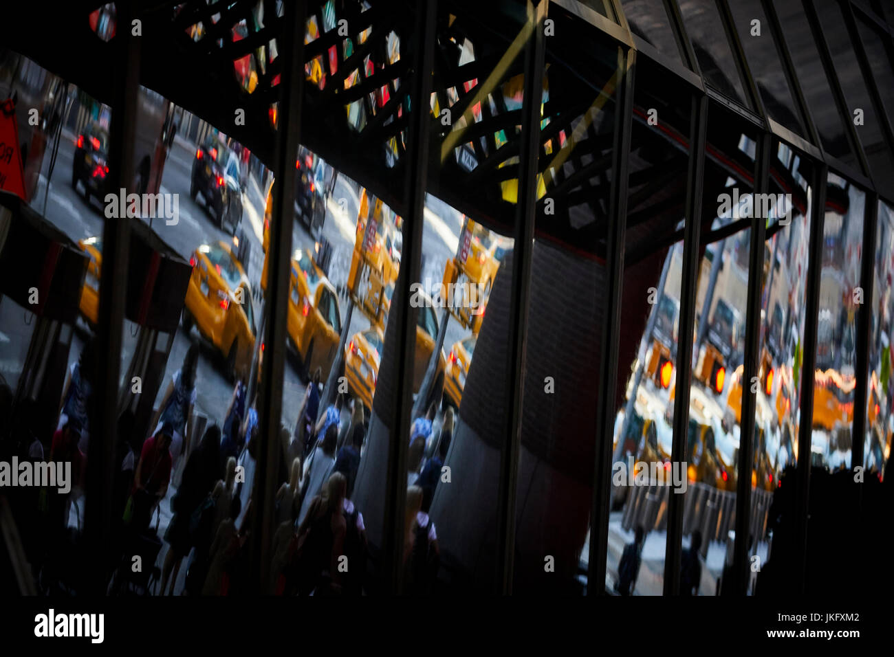 La città di New York Manhattan, taxi riflessione sulla 8th street e la Port Authority Bus Terminal Foto Stock