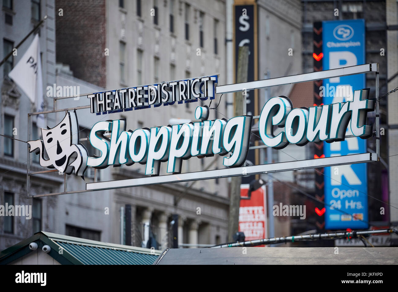 La città di New York, Manhattan 8th Avenue Theatre District Shopping Corte cartello con il logo della maschera Foto Stock