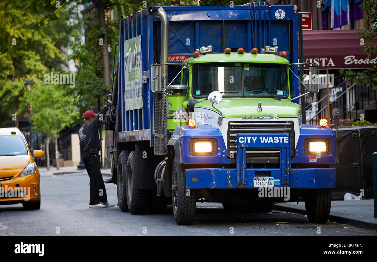 La città di New York Manhattan, città devastatore cestino carro Mack camion della spazzatura raccolta Foto Stock