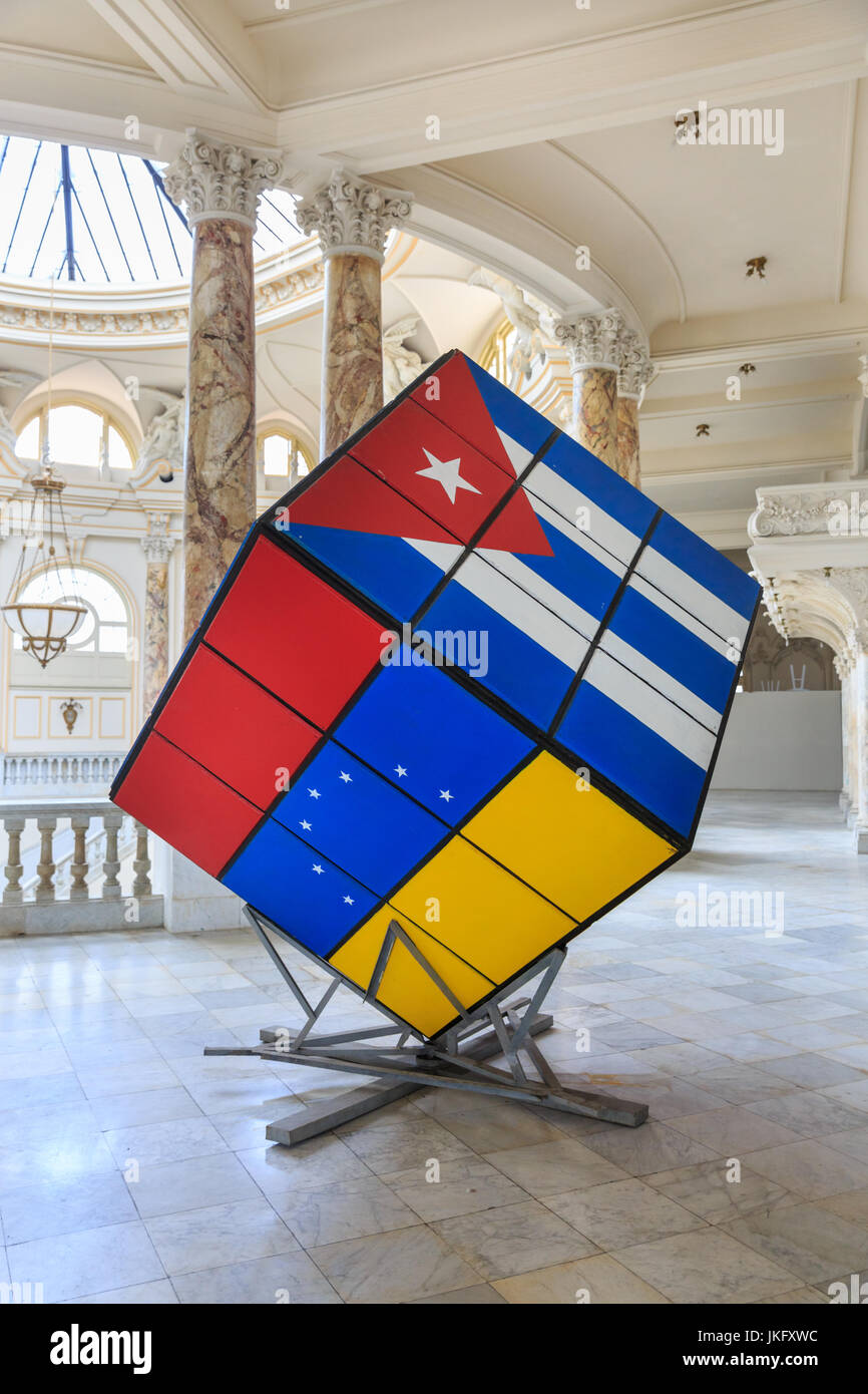 Bandiera cubana il cubo di Rubik arte presentano all'interno del Gran Teatro de La Habana Alicia Alonso, Havana, Cuba Foto Stock