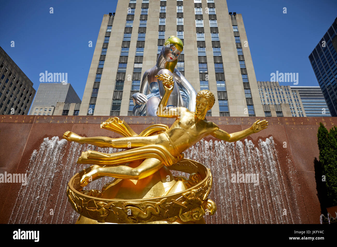 La città di New York Manhattan, seduto Ballerina, Jeff Koons enorme ballerina gonfiabile installato presso il Centro Rockefeller incorniciato con oro Prometeo statua Foto Stock