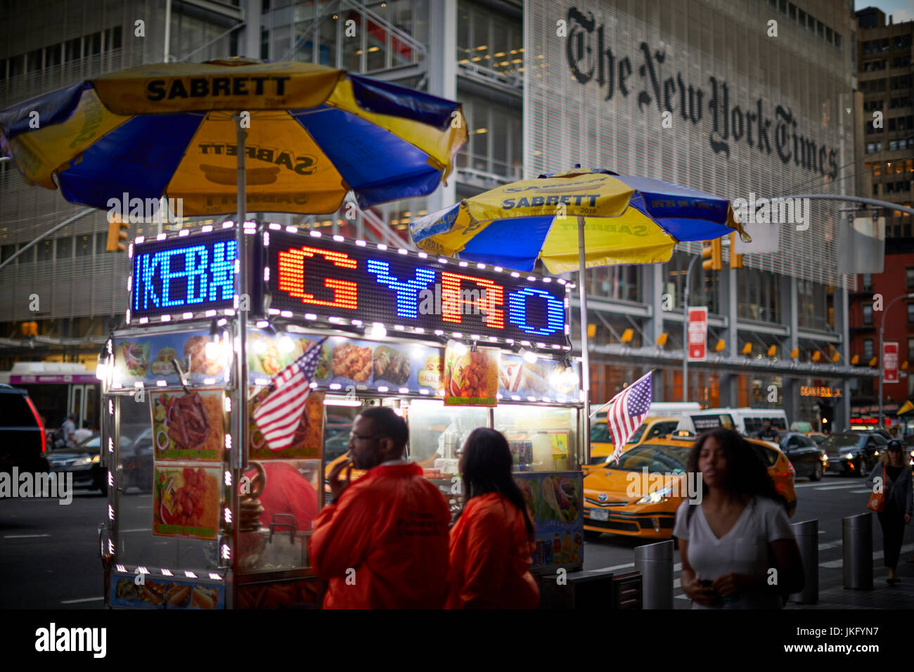 La città di New York, Manhattan Stati Uniti, street trader vending vendita chiosco Gyro on 8th Avenue di fronte al New York Time uffici di giornale Foto Stock