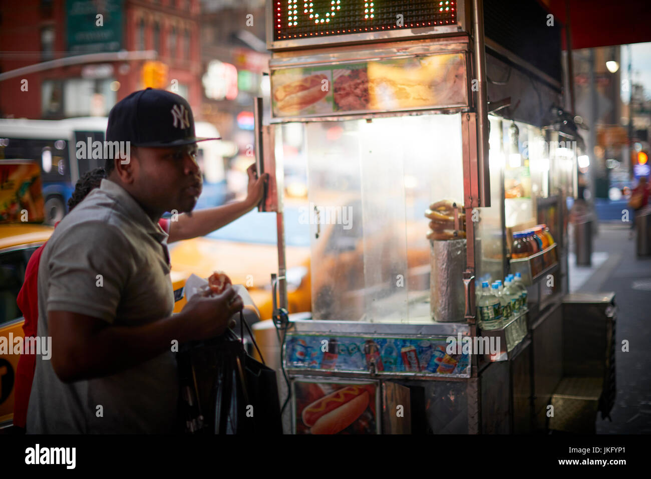La città di New York, Manhattan Stati Uniti, street trader vending vendita chiosco Gyro on 8th Avenue di fronte al New York Time uffici di giornale Foto Stock