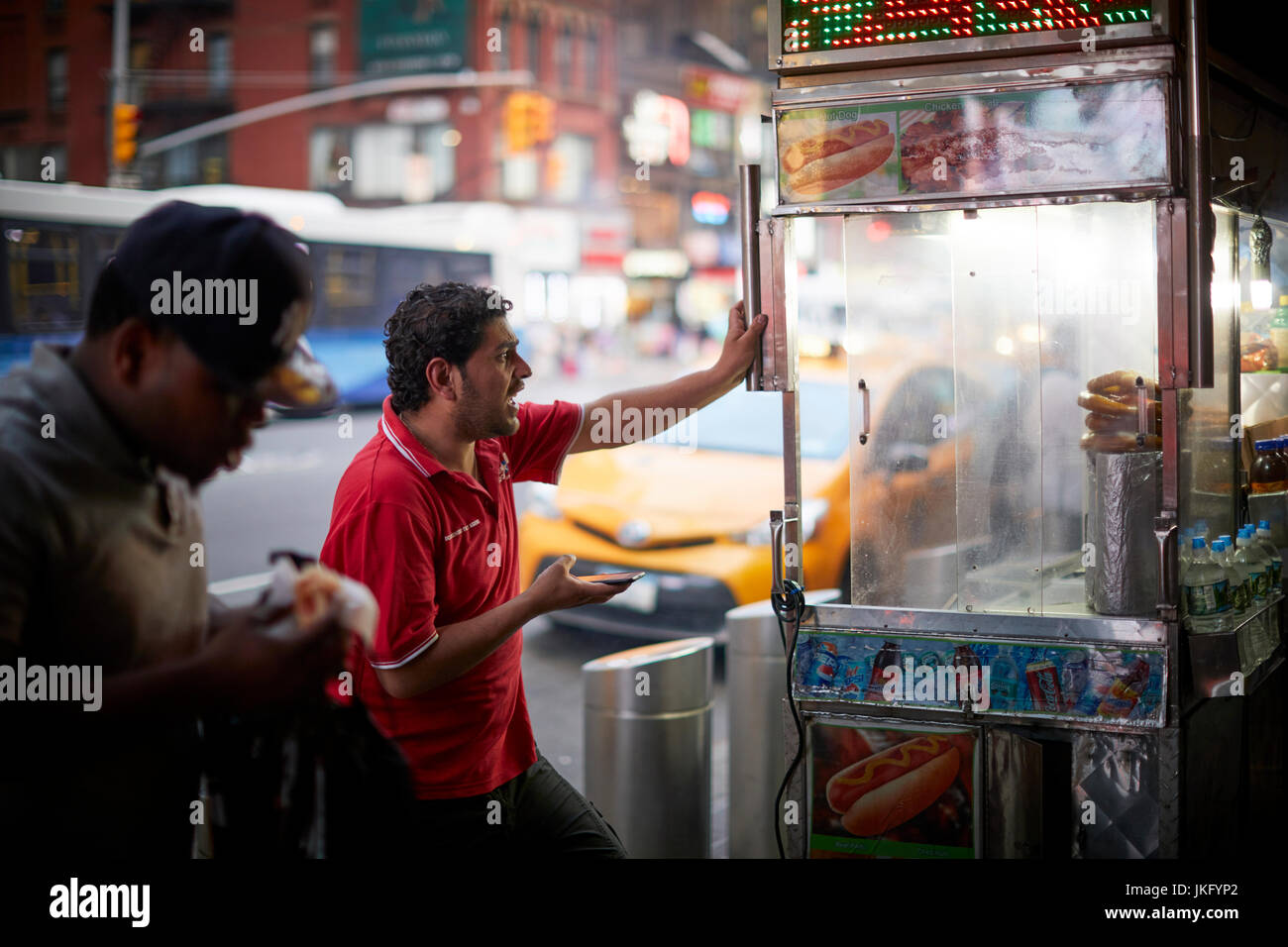 La città di New York, Manhattan Stati Uniti, street trader vending vendita chiosco Gyro on 8th Avenue di fronte al New York Time uffici di giornale Foto Stock