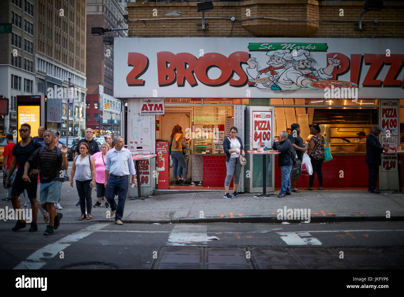 La città di New York, Manhattan Stati Uniti, 2 bros Pizza da asporto Ottava Avenue Foto Stock