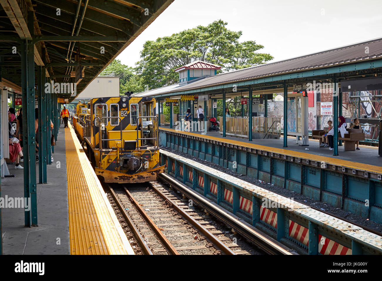 La città di New York, Manhattan Stati Uniti, via manutenzione uomo al lavoro la Q treno metro percorso in Kings Highway Brooklyn Foto Stock