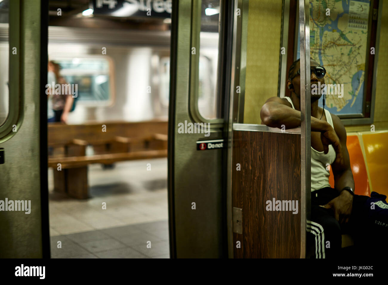 La città di New York, Manhattan Stati Uniti, Times Square subway all'interno di un carrello Foto Stock