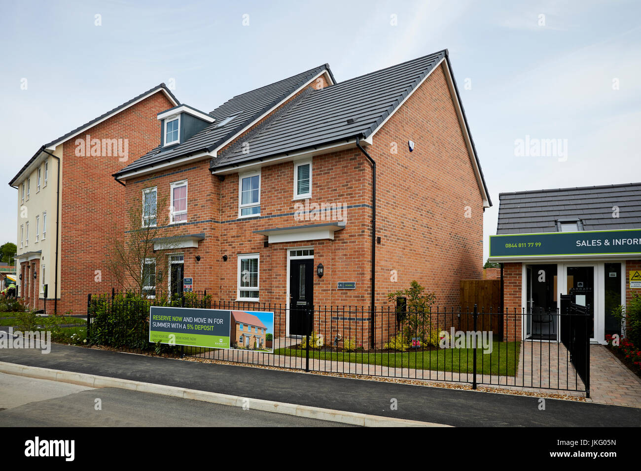 Barratt Homes David Thomas Group Chief Executive visita al loro Walkden studiosi sito verde in Salford Foto Stock