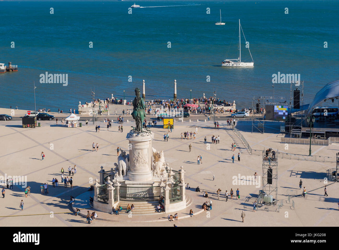 Lisbona Praca do Comercio, vista in elevazione della Praca do Comercio square e il Rio Tejo all'estremità meridionale del centro di Lisbona, Portogallo. Foto Stock