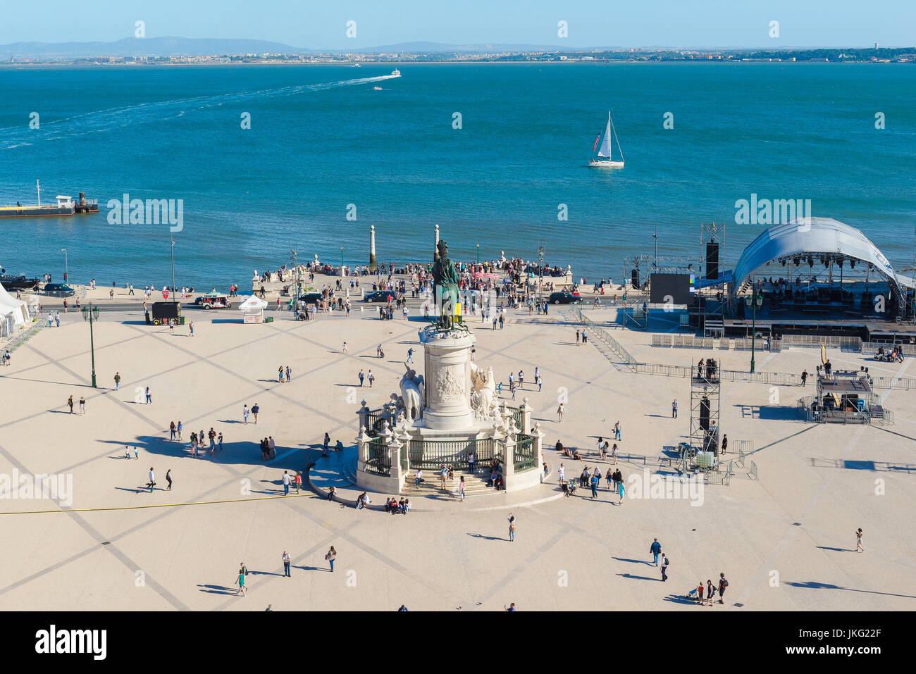 Lisbona Praca do Comercio, vista aerea di Praca do Comercio square e il Rio Tejo all'estremità meridionale del centro di Lisbona, Portogallo. Foto Stock