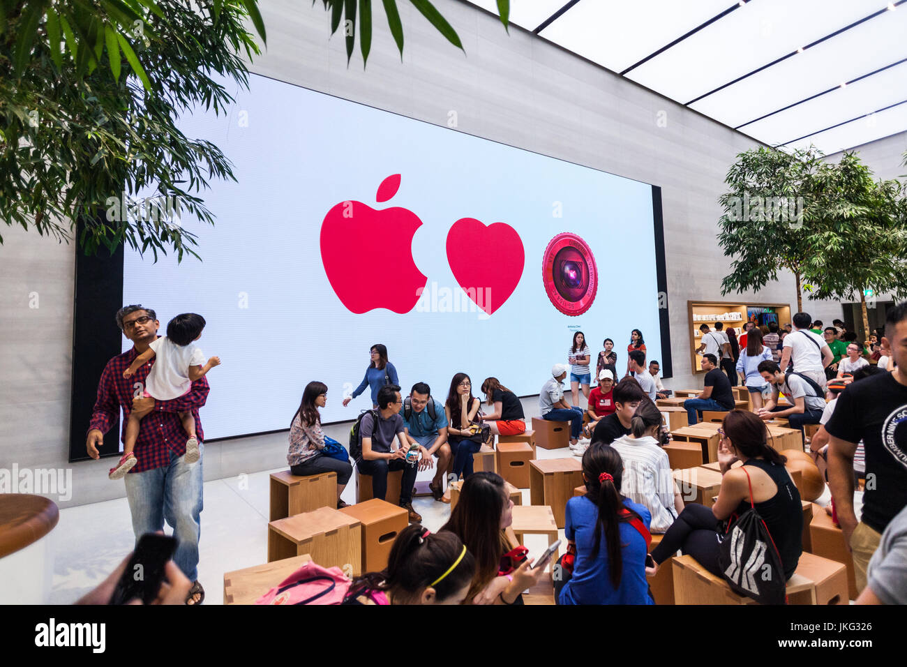 SINGAPORE - 28 Maggio 2017: le persone che si godono il loro tempo nel nuovo Apple Store a Orchard Road Foto Stock