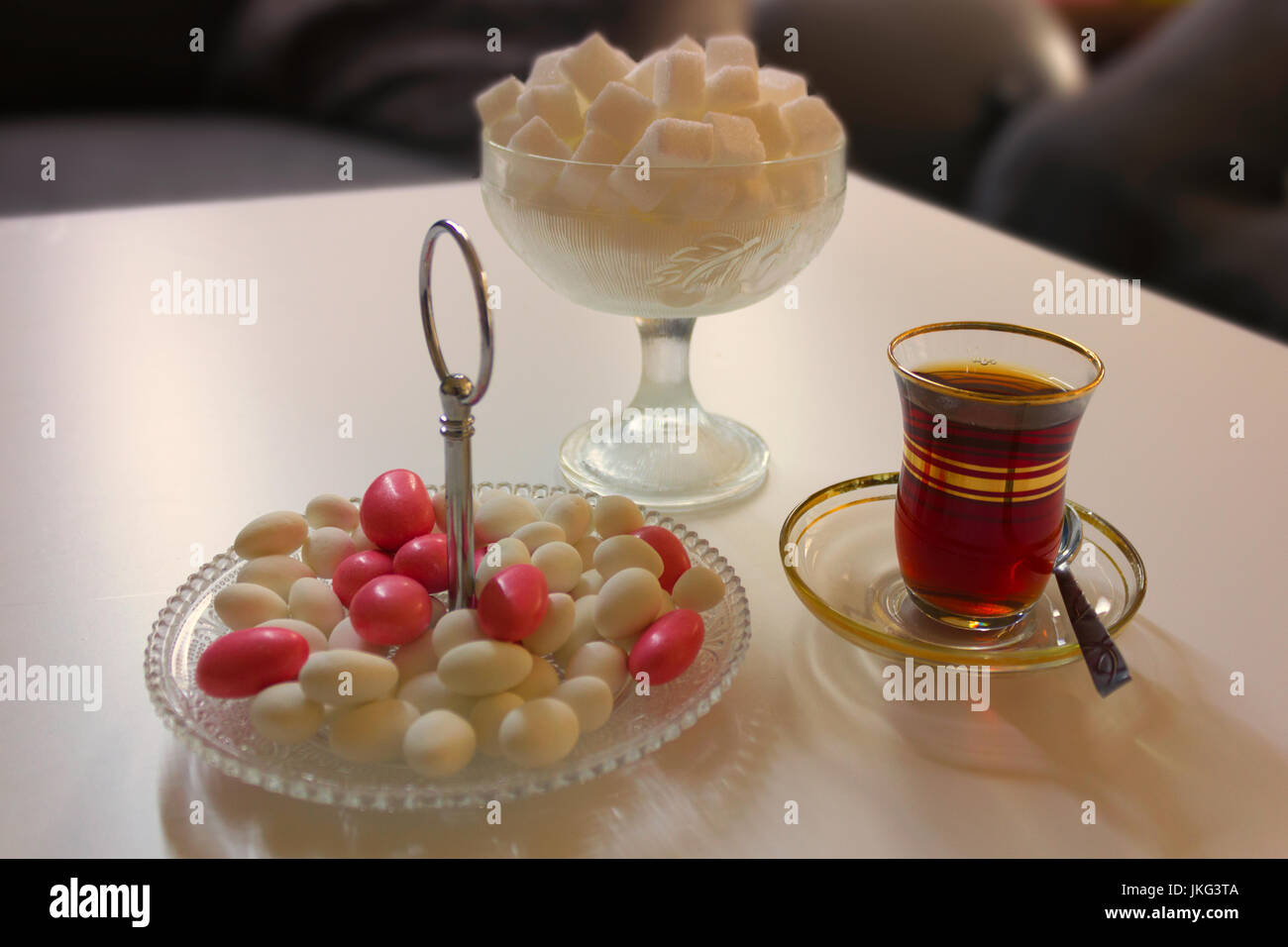 Il tè caldo preparato in modo turco, lo zucchero di canna Foto Stock