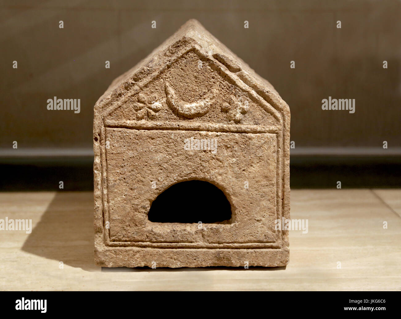 Urna funeraria. Calcare. 1a-2a secolo D.C. Stele. Contenitore per salvare le ceneri del defunto. Poza de la Sal. A Burgos. Spagna.il museo archeologico. Foto Stock