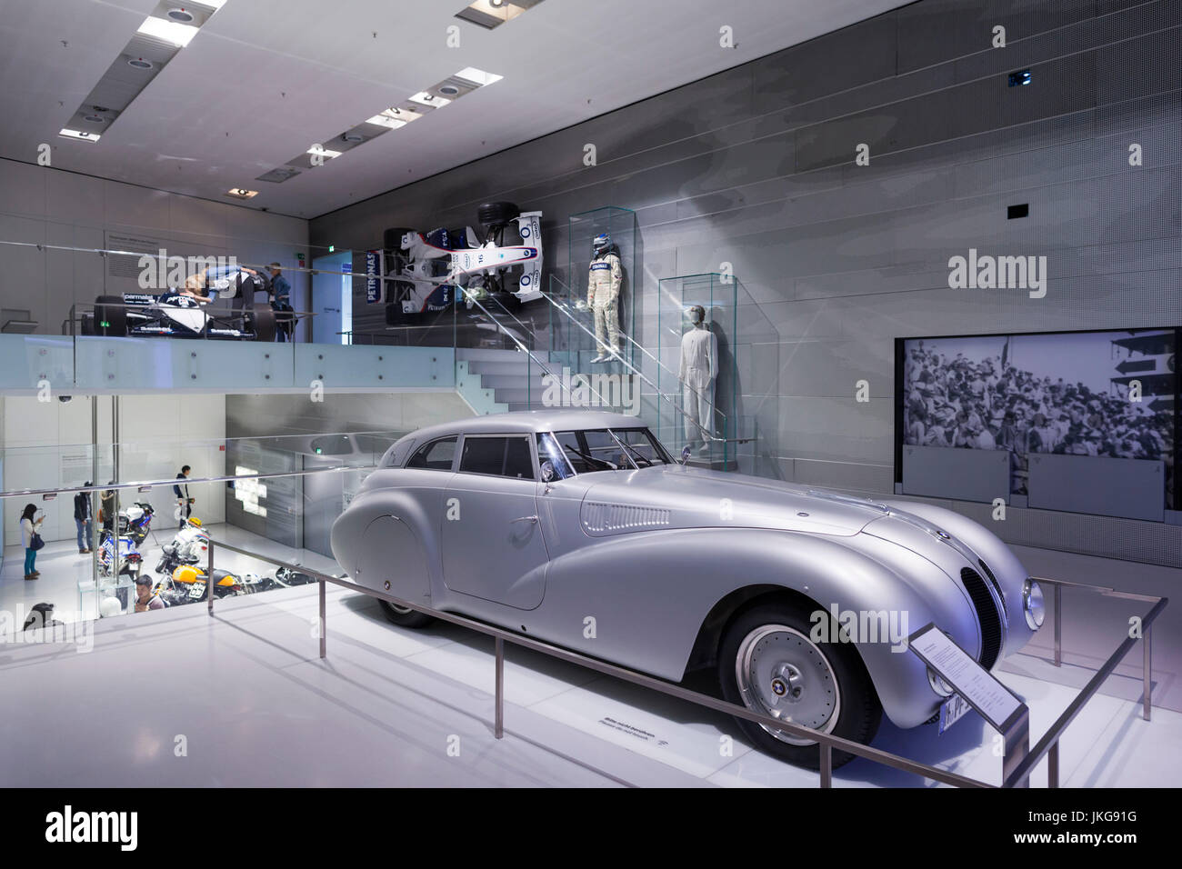 In Germania, in Baviera, Monaco di Baviera, Museo BMW, display di 1930s-ser BMW 328 Kamm coupe ottimizzata Foto Stock