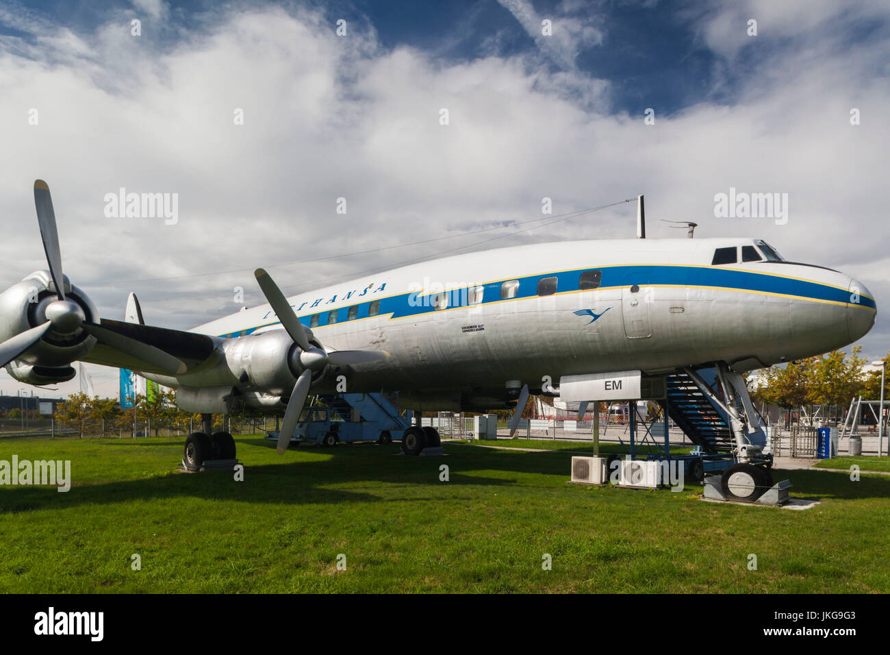 In Germania, in Baviera, Monaco di Baviera, l'Aeroporto Internazionale di Monaco, anni cinquanta-ser, compagnie aeree Lufthansa Lockheed Constellation aereo di linea Foto Stock