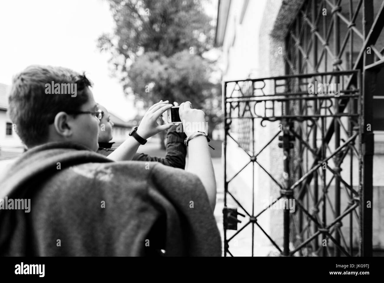 In Germania, in Baviera, Monaco - Dachau, WW-2 era campo di concentramento nazista, cancello di ingresso con la scritta, Arbeit macht frei, lavoro vi rende liberi Foto Stock