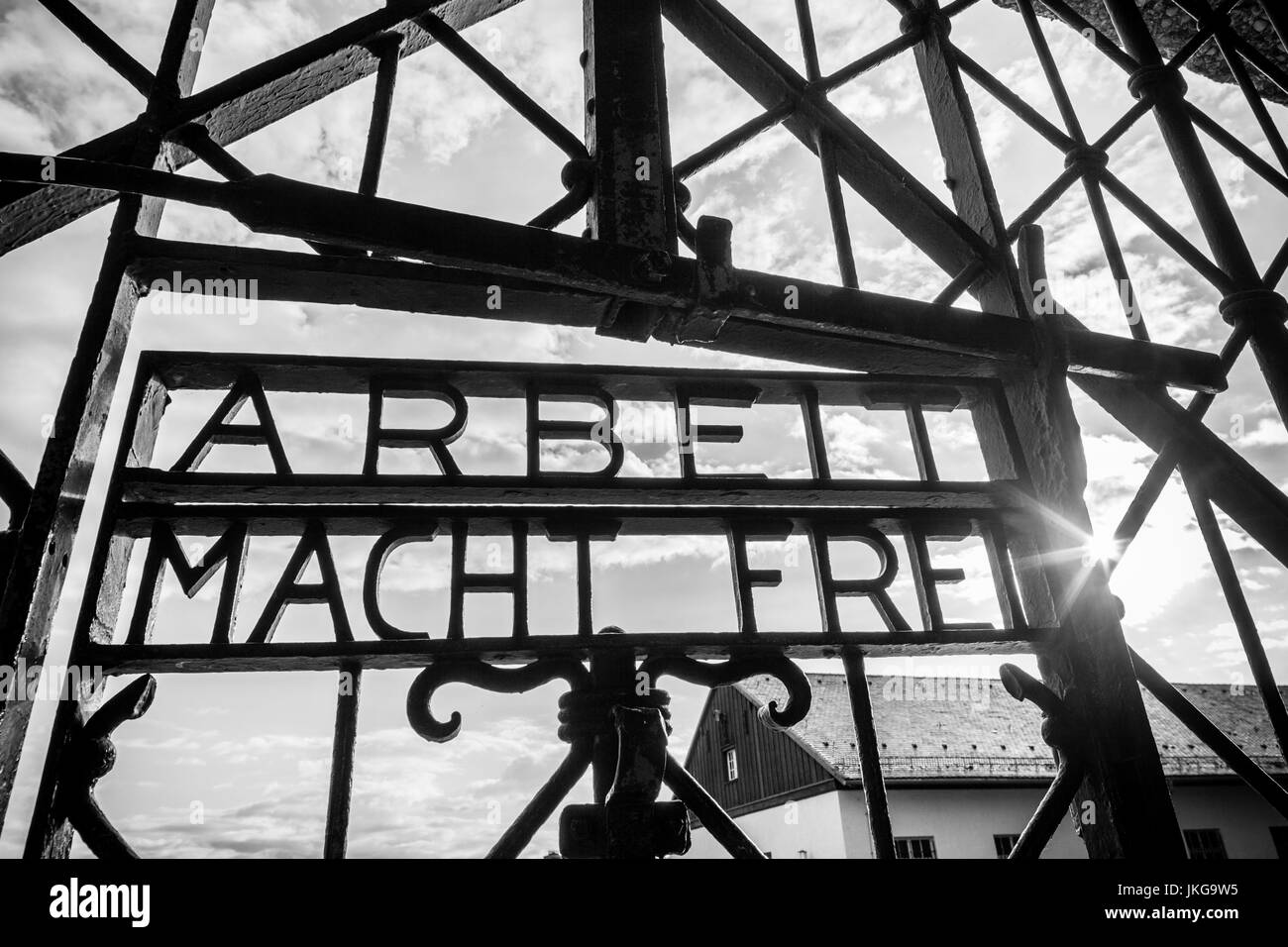 In Germania, in Baviera, Monaco - Dachau, WW-2 era campo di concentramento nazista, cancello di ingresso con la scritta, Arbeit macht frei, lavoro vi rende liberi Foto Stock