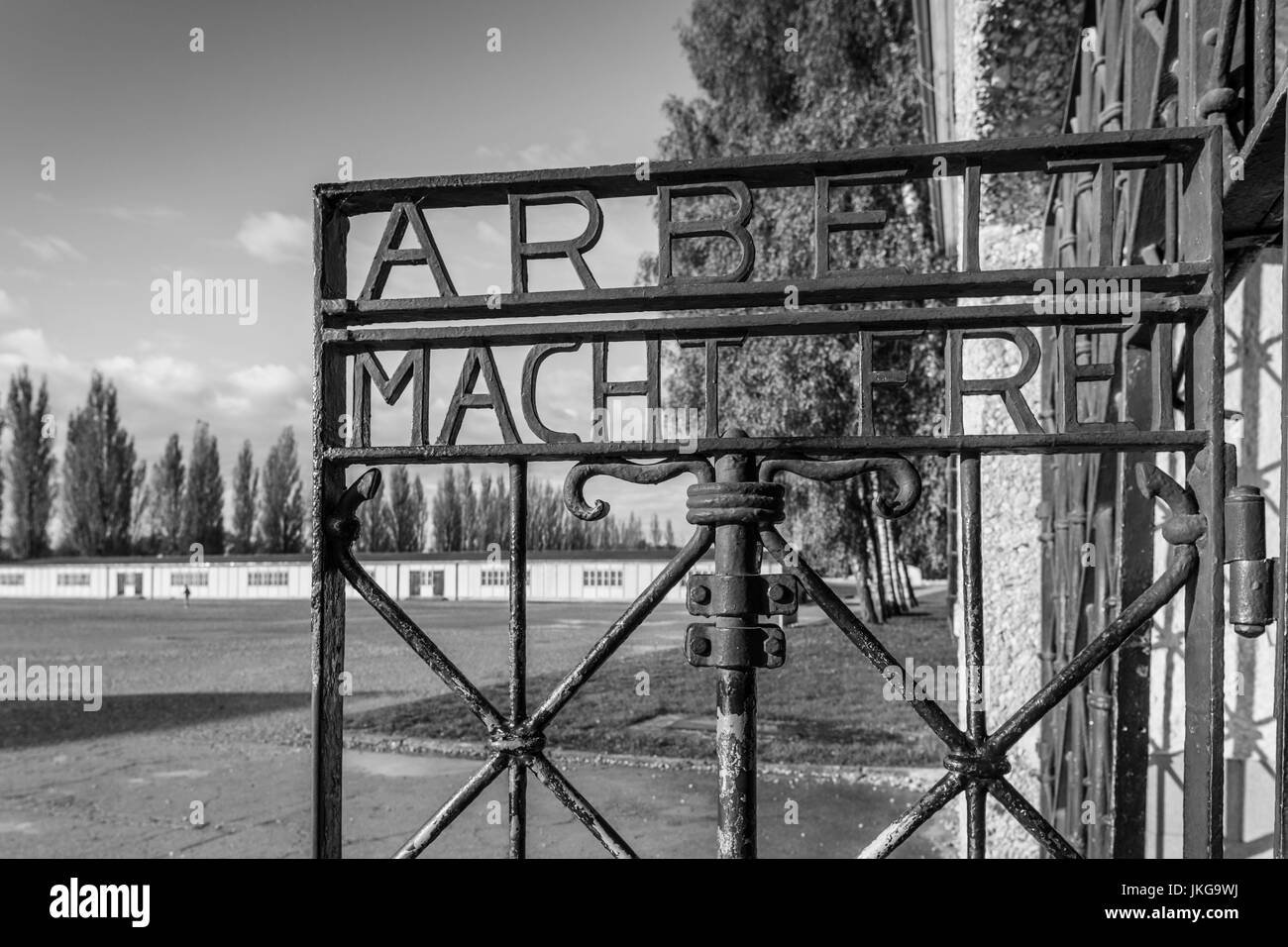 In Germania, in Baviera, Monaco - Dachau, WW-2 era campo di concentramento nazista, cancello di ingresso con la scritta, Arbeit macht frei, lavoro vi rende liberi Foto Stock