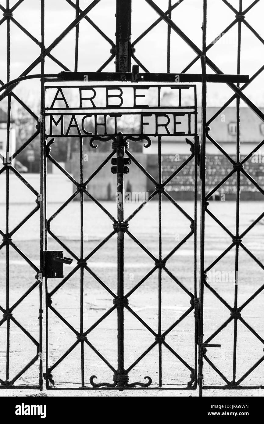 In Germania, in Baviera, Monaco - Dachau, WW-2 era campo di concentramento nazista, cancello di ingresso con la scritta, Arbeit macht frei, lavoro vi rende liberi Foto Stock