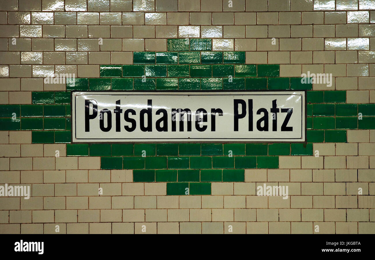 Potsdamer Platz della U-bahn targhetta del nome,Berlino, Germania. Foto Stock