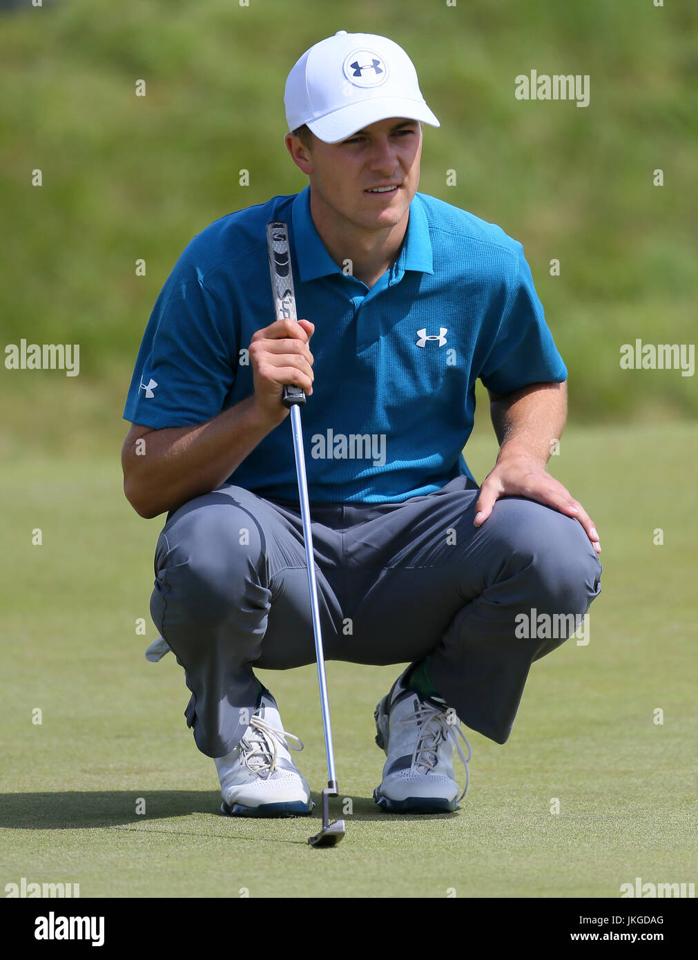 USA la Giordania Spieth linee fino un putt sul 1 verde durante il giorno quattro del Campionato Open 2017 al Royal Birkdale Golf Club, Southport. Foto Stock