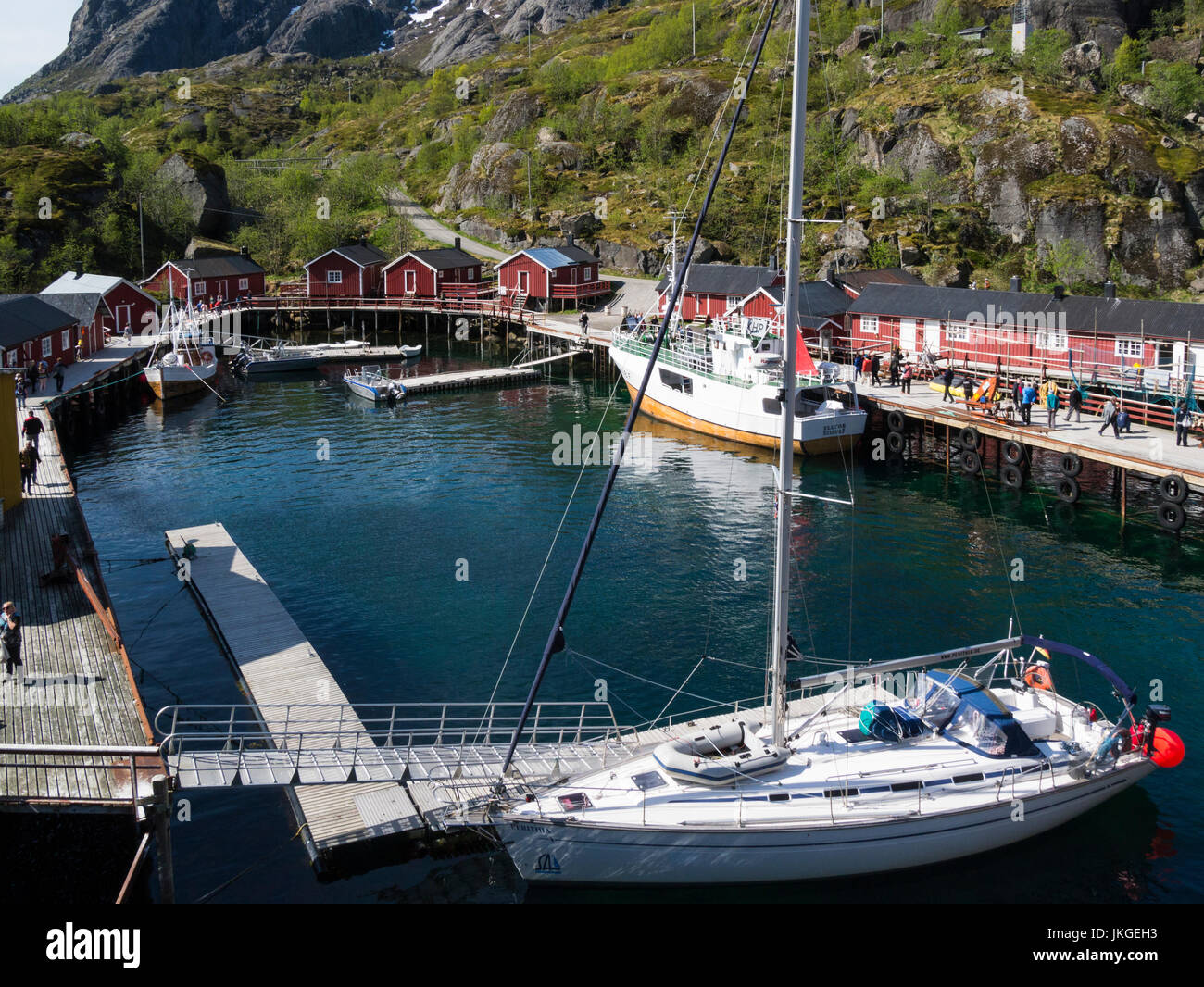 Visualizza in basso Nusfjord in porto vecchio conserve di villaggio di pescatori oggi un museo Flakstadøy una delle principali isole dell arcipelago delle Lofoten in Norvegia Foto Stock