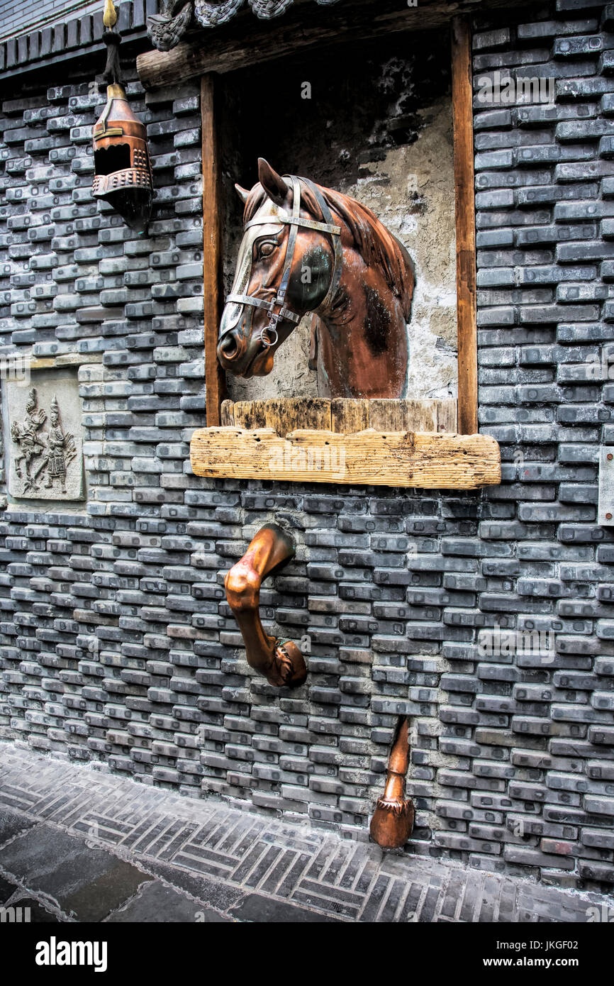 Decorazione murale di un cavallo lungo la famosa Kuanzhai vicoli a Chengdu nella provincia di Sichuan, in Cina Foto Stock