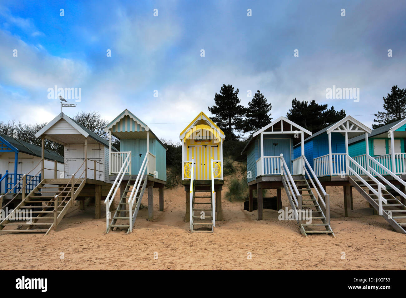 Beachuts colorati sui pozzetti beach, Costa North Norfolk; Inghilterra REGNO UNITO Foto Stock