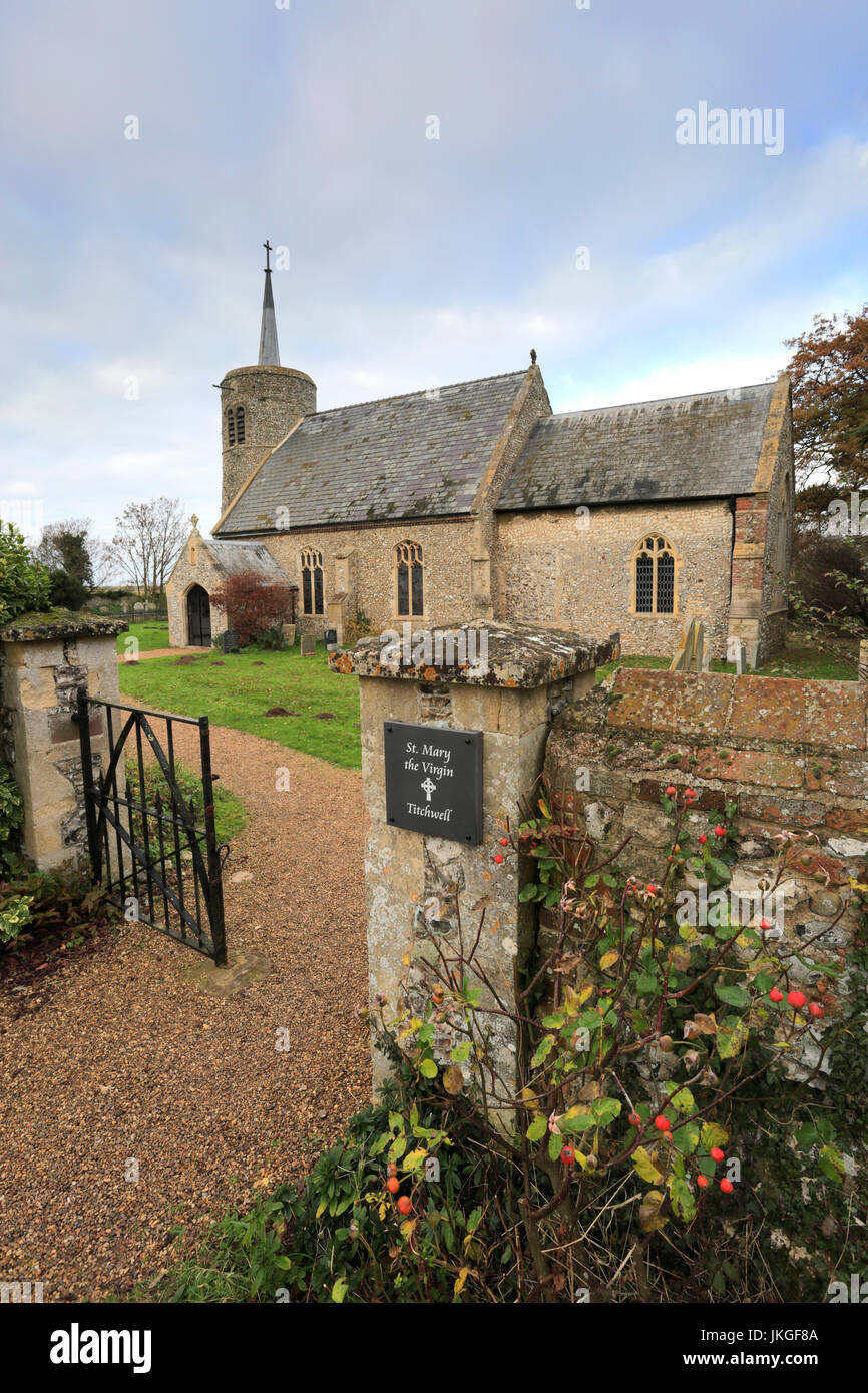 St Marys chiesa con il suo caratteristico torrione rotondo nel villaggio di Titchwell, Costa North Norfolk; Inghilterra; Regno Unito Foto Stock