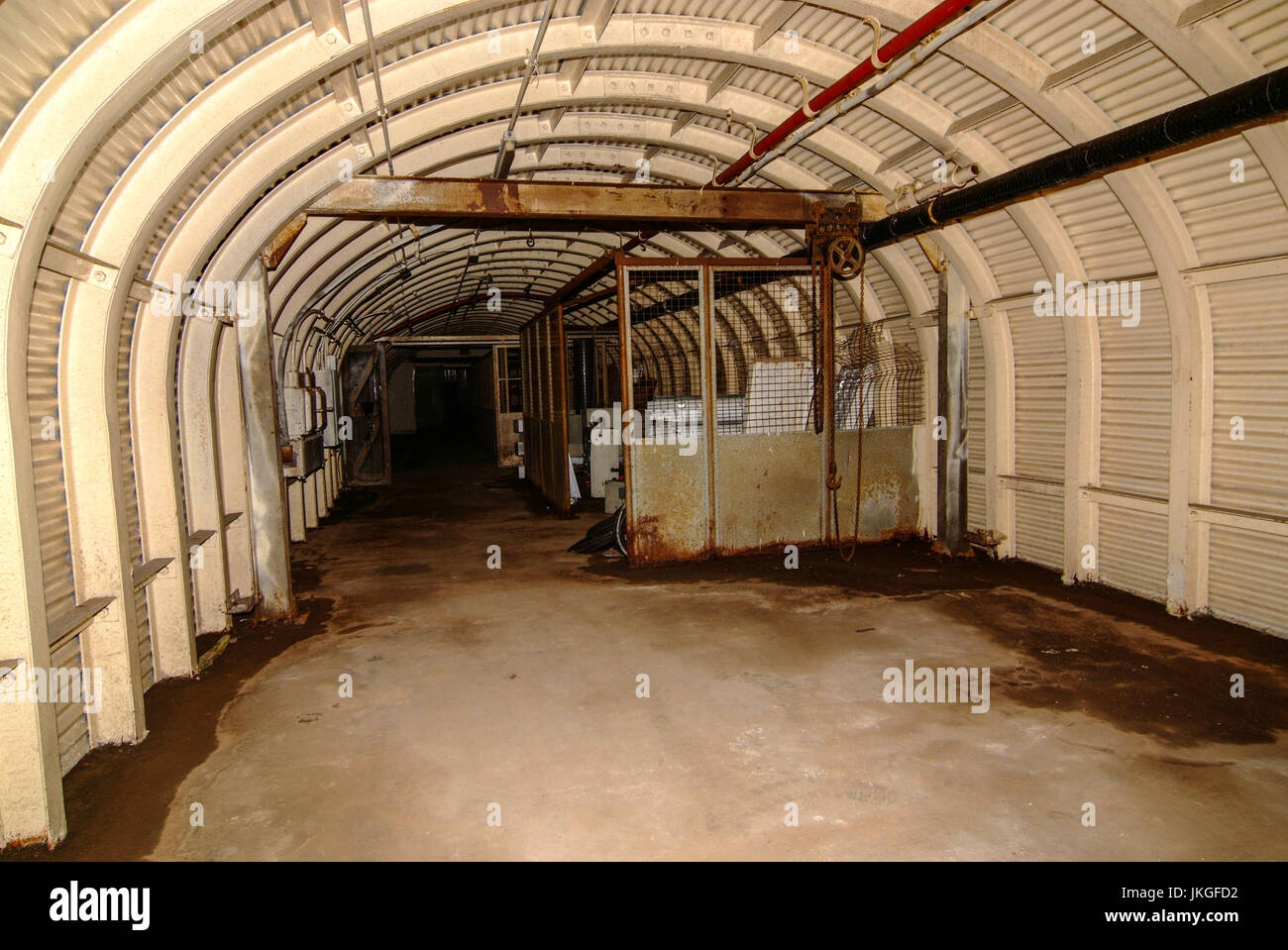 Il vecchio Trentham sistema di tunnel, fotografata nel 2007, che si estendeva sotto il principale " Austin Rover " fabbrica di automobili a Longbridge, Birmingham, Regno Unito. Si tratta di 386 metri di lunghezza e si estende da Lickey strada sopra alla stazione sul lato opposto della fabbrica. Nella seconda guerra mondiale è stato usato come un raid aereo riparo e realizzare localmente un obitorio. Dopo la guerra fu usato per spostare i prototipi senza essere visto e per memorizzare i veicoli prima di un grande incendio ha colpito è negli anni settanta. Da allora è stato chiuso a tenuta. È inondato in molte parti e utilizzata per contenere un mini 1275 GT con solo 11 miglia sull'orologio fino a quando non è stato rimosso nel 2012. Foto Stock