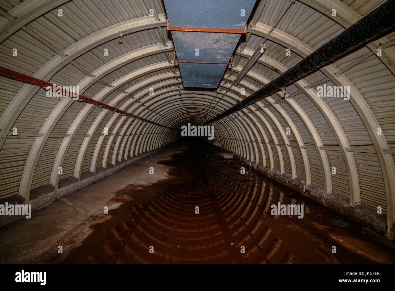 Il vecchio Trentham sistema di tunnel, fotografata nel 2007, che si estendeva sotto il principale " Austin Rover " fabbrica di automobili a Longbridge, Birmingham, Regno Unito. Si tratta di 386 metri di lunghezza e si estende da Lickey strada sopra alla stazione sul lato opposto della fabbrica. Nella seconda guerra mondiale è stato usato come un raid aereo riparo e realizzare localmente un obitorio. Dopo la guerra fu usato per spostare i prototipi senza essere visto e per memorizzare i veicoli prima di un grande incendio ha colpito è negli anni settanta. Da allora è stato chiuso a tenuta. È inondato in molte parti e utilizzata per contenere un mini 1275 GT con solo 11 miglia sull'orologio fino a quando non è stato rimosso nel 2012. Foto Stock