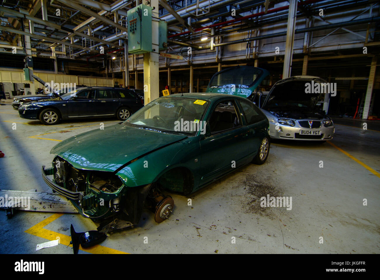 Veicoli all'interno del MG Rover capannone di volo. Questi veicoli sono stati entrambi i crash test o utilizzati per attività di ricerca per la progettazione di nuovi modelli. L'edificio stesso è stato costruito nella seconda guerra mondiale per terminare uragano aerei da combattimento che sono state costruite sul sito attraversata la strada e una volta completata, hanno lasciato il volo capannone e salì un trasporto di sollevamento per la pista di sopra, in cui la MG factory ora sorge, prima di essere volato fuori alla guerra. Foto Stock