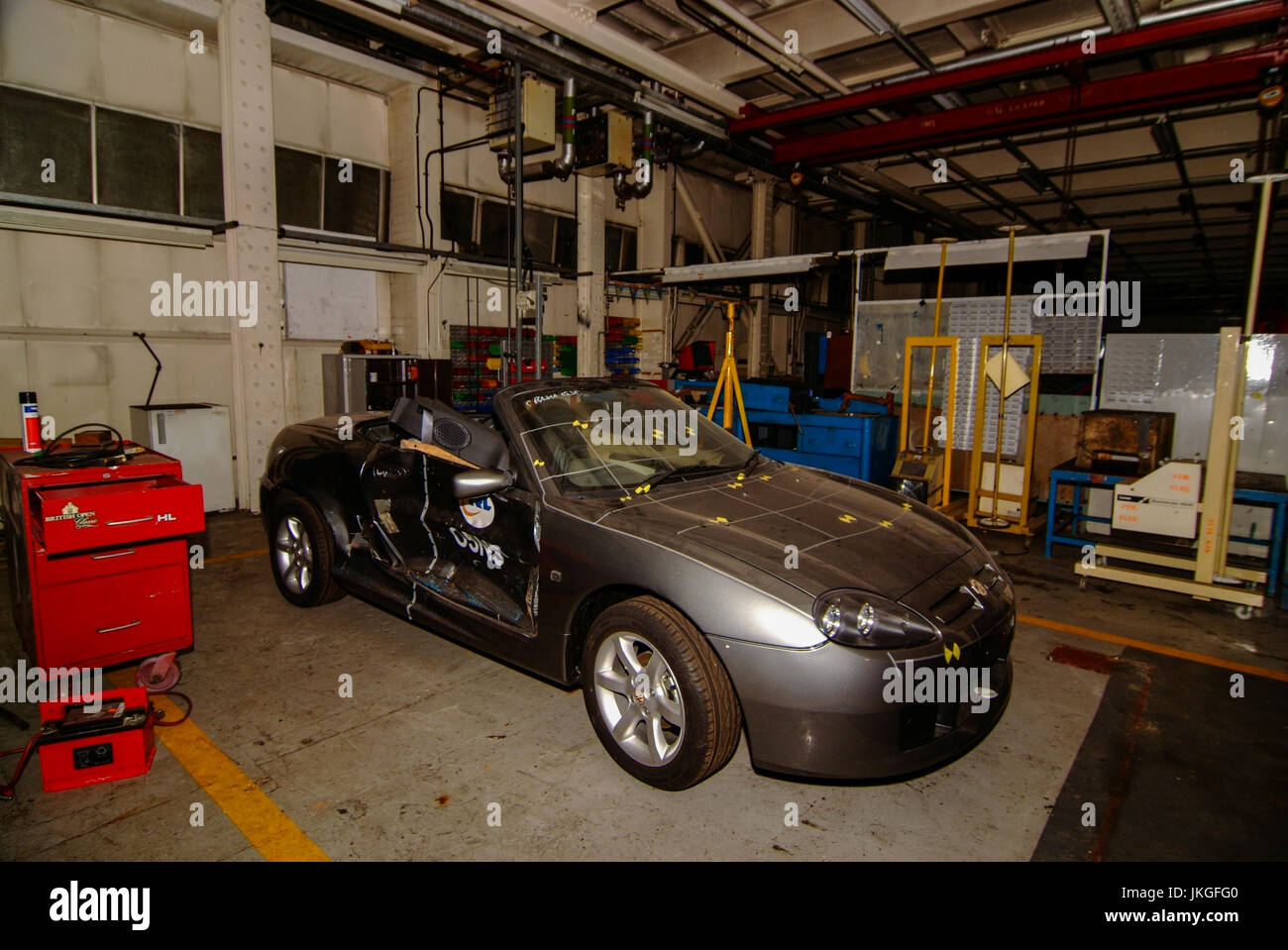 Veicoli all'interno del MG Rover capannone di volo. Questi veicoli sono stati entrambi i crash test o utilizzati per attività di ricerca per la progettazione di nuovi modelli. L'edificio stesso è stato costruito nella seconda guerra mondiale per terminare uragano aerei da combattimento che sono state costruite sul sito attraversata la strada e una volta completata, hanno lasciato il volo capannone e salì un trasporto di sollevamento per la pista di sopra, in cui la MG factory ora sorge, prima di essere volato fuori alla guerra. Foto Stock