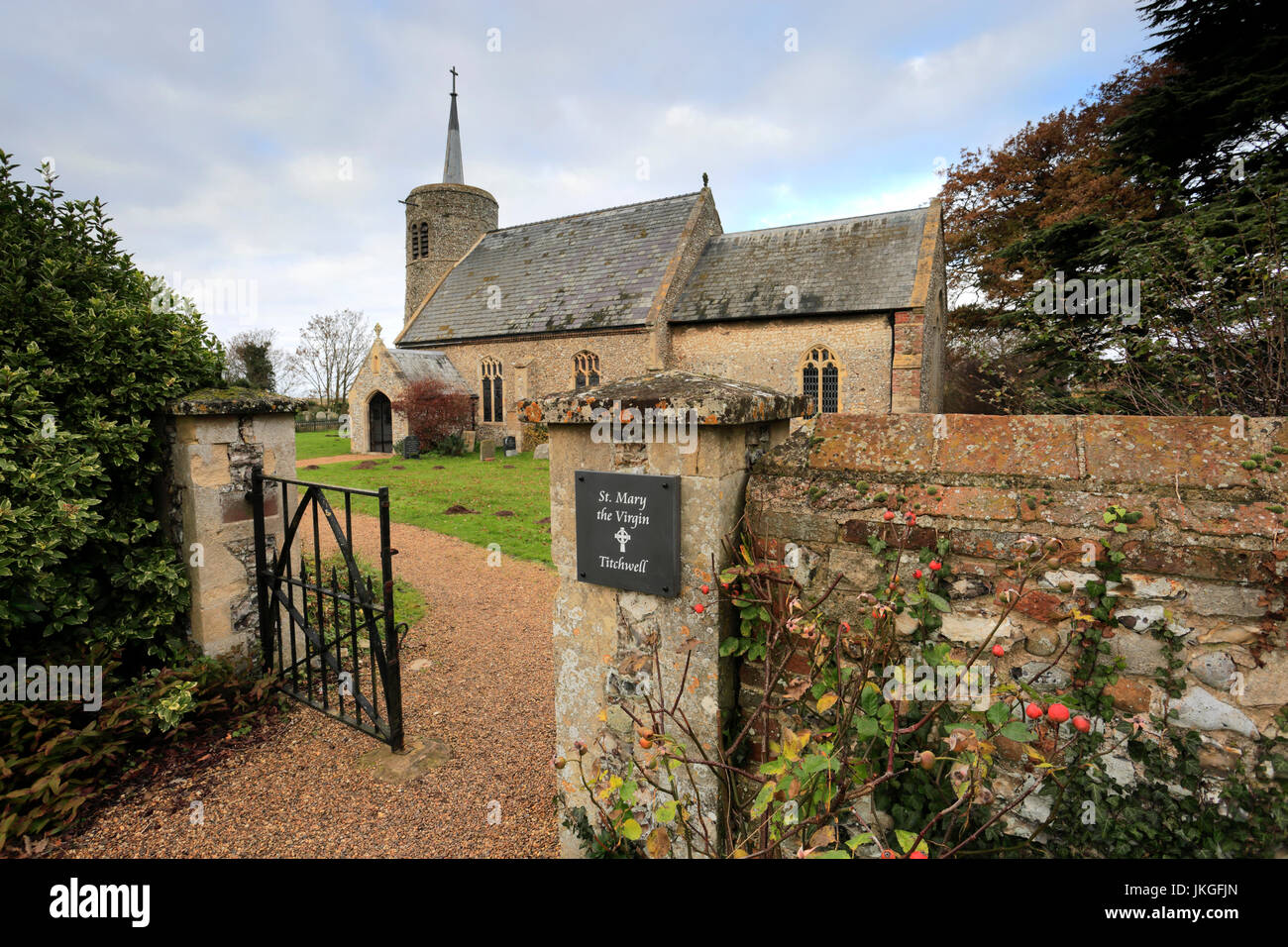 St Marys chiesa con il suo caratteristico torrione rotondo nel villaggio di Titchwell, Costa North Norfolk; Inghilterra; Regno Unito Foto Stock